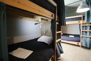 Free WiFi, bed sheets - Beppu Hostel & Cafe Ourschestra - Hostel (Beppu)
