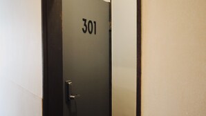 A door with the number 301. - PITO BEPPU hostel & cafe (Beppu)