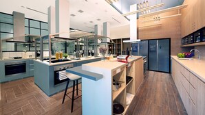 Una cucina moderna con isola centrale, elettrodomestici integrati e angolo bar.