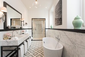 Loftsleilighet, terrasse (Spagna Suite) | Bad | Separat badekar og dusj, toalettartikler (inkludert), hårføner og tøfler