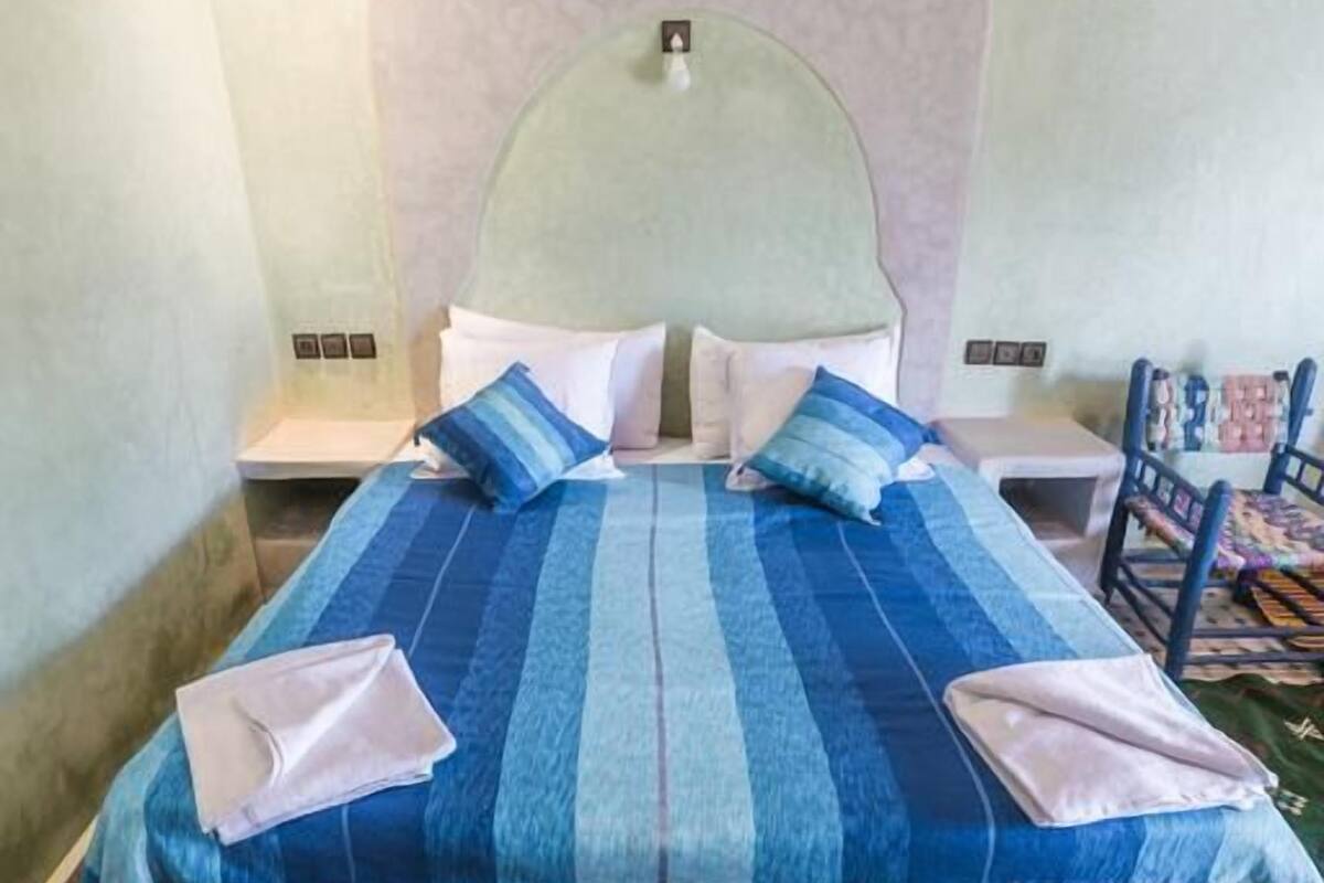 Double Room | WiFi (free), bed sheets