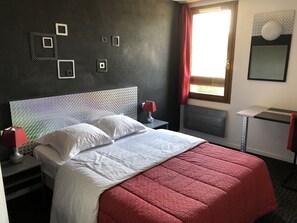 Kamar Double | Didekorasi berbeda-beda dan dilengkapi dengan perabotan berbeda-beda