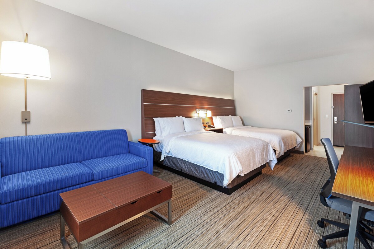 Suite, Multiple Beds (Living Area) | Bed sheets