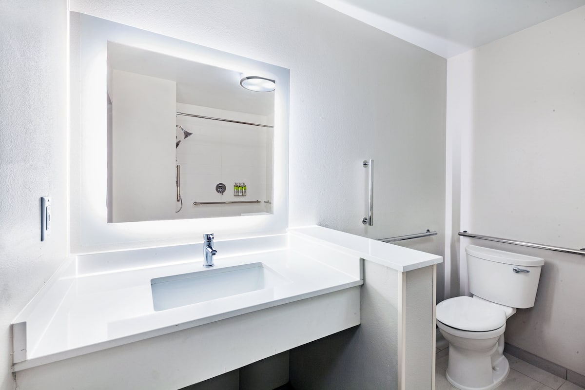 room, 1 king bed, accessible (roll-in shower) | bathroom | towels