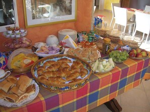 Free daily buffet breakfast
