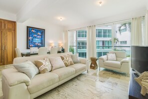 Lyxlägenhet - 3 sovrum - havsutsikt | 4 sovrum, värdeförvaringsskåp på rummet och arbetsyta för laptop