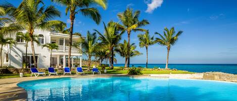 Panoraamahuvila, 4 makuuhuonetta | Ulkouima-allas