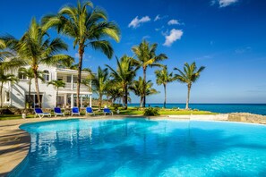 Panorama villa, 4 slaapkamers | Buitenzwembad | Een buitenzwembad