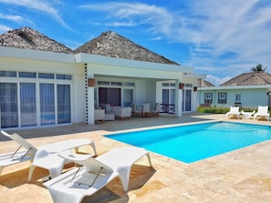 Außenpool, Cabañas (kostenlos), Sonnenschirme