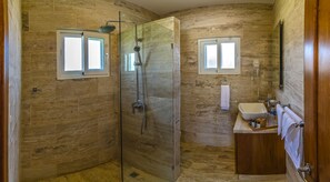 Villa - 3 sovrum | Badrum | Badkar och dusch, djupt badkar, regndusch och gratis toalettartiklar