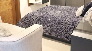 Luxurious Apartment, 2 Bedroom | Cortinas blackout, ferros/tábuas de passar roupa, Wi-Fi de cortesia