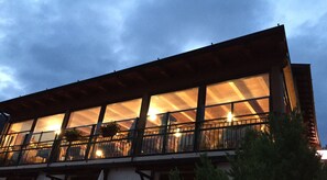 A building with large windows and a balcony. - Ostello Trentapassi (Zone)