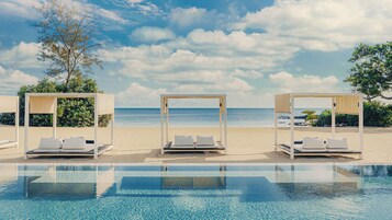 3 piscinas al aire libre, camas de piscina gratis, sombrillas