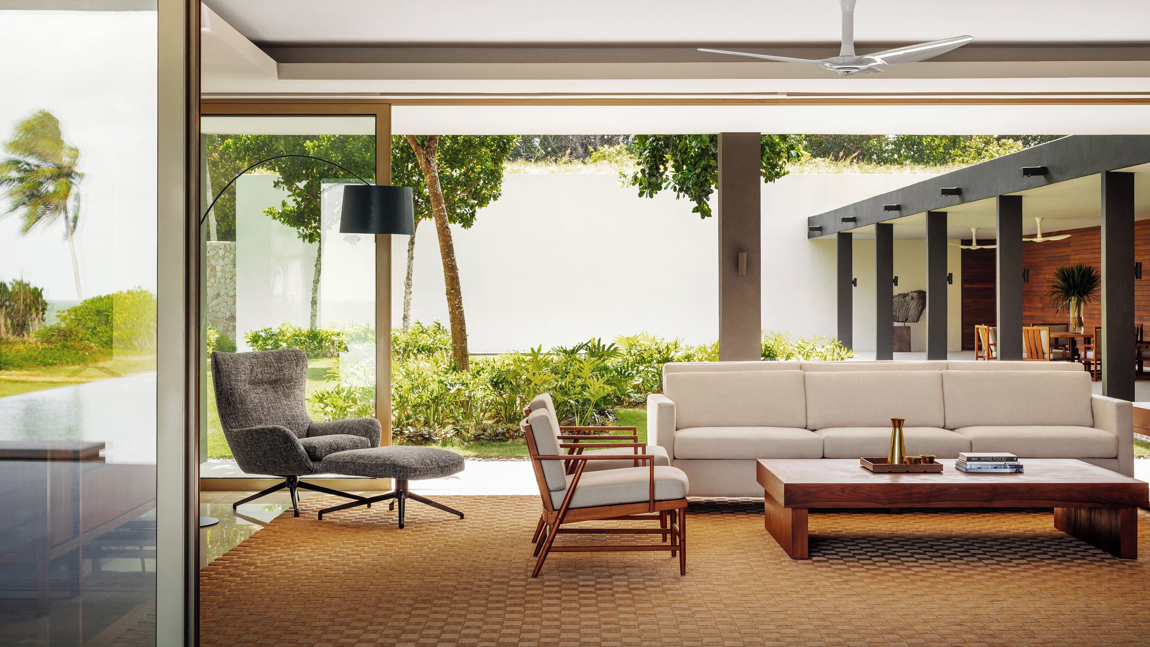 3 室外游泳池，09:00 至 18:00 开放，免费小屋，池畔遮阳伞