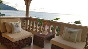 Habitación doble Deluxe, vista al mar | Terraza o patio