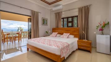 Habitación Deluxe doble, vistas al mar | Sábanas de algodón egipcio, ropa de cama de alta calidad, minibar