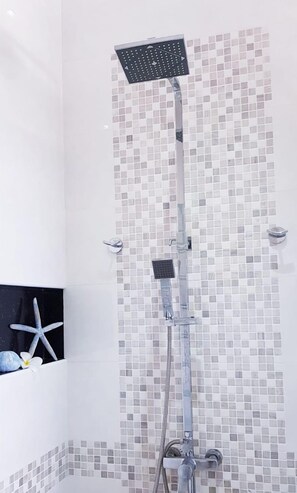 Habitación Deluxe doble, vistas al mar | Baño | Bañera y ducha independientes y artículos de higiene personal gratuitos
