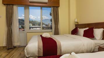 Premium bedding, desk, free WiFi