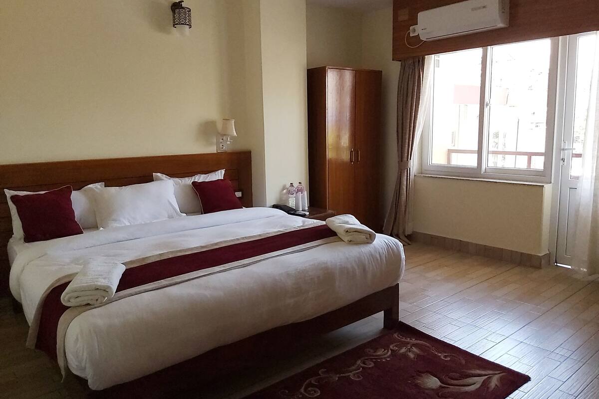 Habitación Deluxe doble, 1 cama doble | Ropa de cama de alta calidad, escritorio, wifi gratis