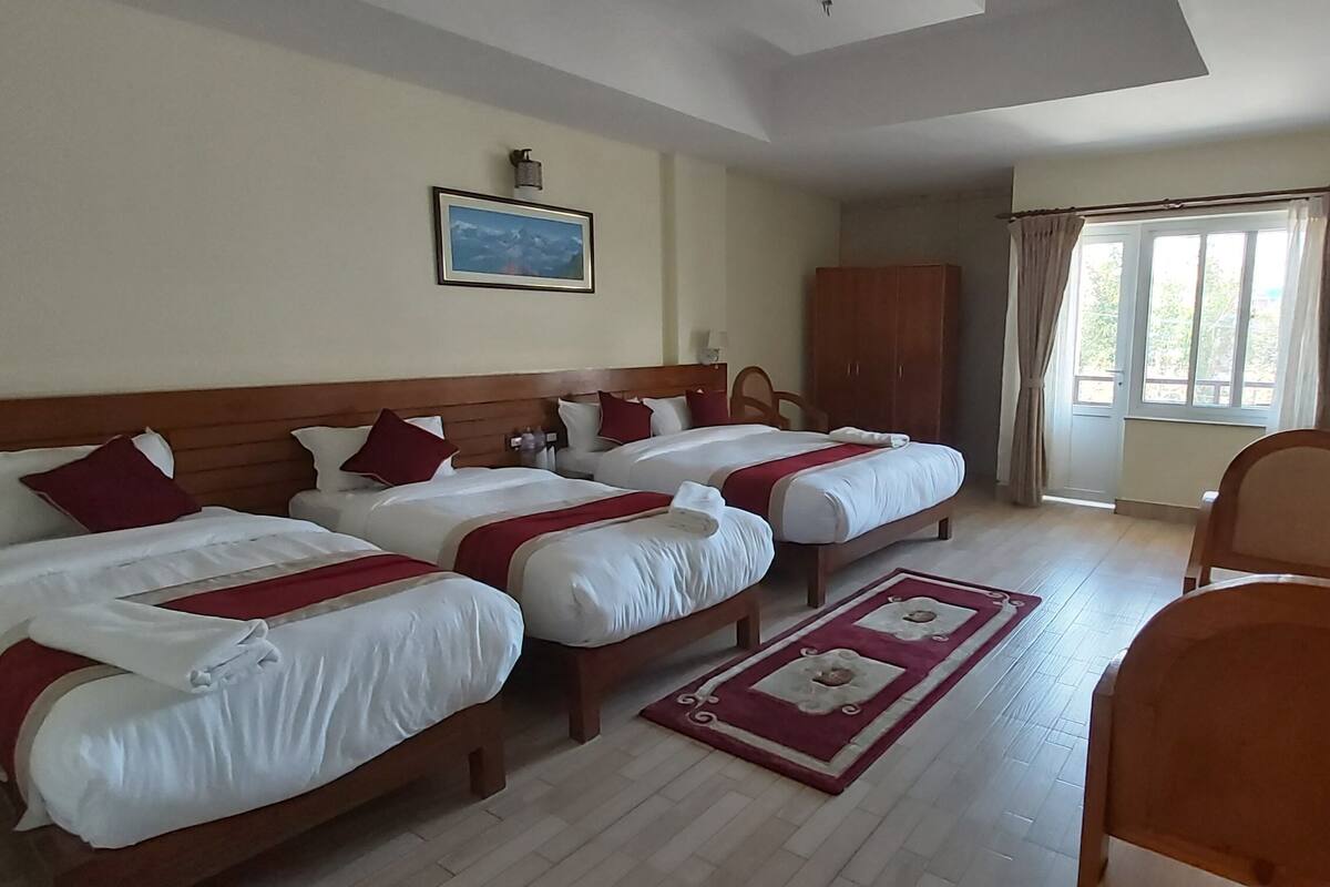 Habitación triple Deluxe | Ropa de cama de alta calidad, escritorio, wifi gratis