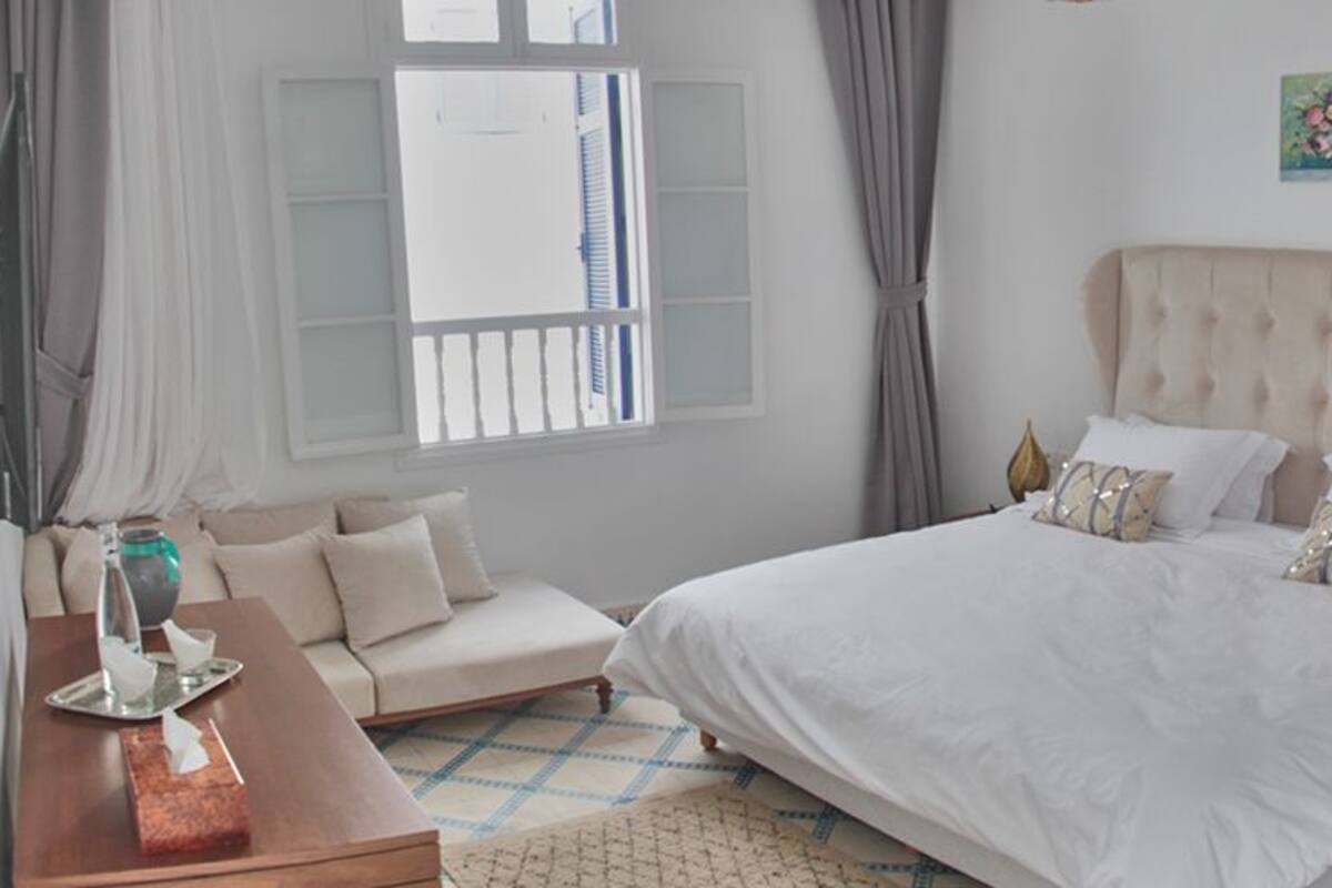 Deluxe Double Room | Meja, ruang kerja komputer riba, langsir/tirai gelap terus 