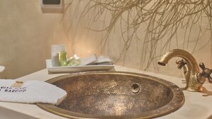 Deluxe Double Room | Bathroom sink - Riad Borj El Baroud (Essaouira)