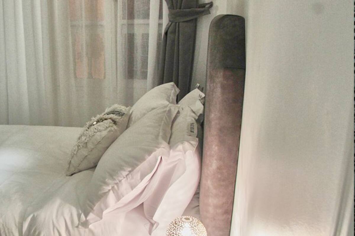 Standard Double Room | Meja, ruang kerja komputer riba, langsir/tirai gelap terus 