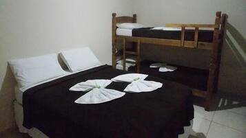 Quarto quádruplo standard | Wi-Fi de cortesia, acesso para cadeiras de rodas