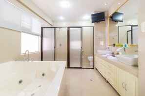 Superior Double Room | Bathroom | Towels, soap, shampoo, toilet paper