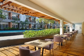 Breakfast, lunch, dinner and brunch served - Fairfield by Marriott Bali Kuta Sunset Road (Kuta)