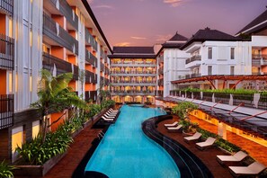 Outdoor pool, pool umbrellas, pool loungers - Fairfield by Marriott Bali Kuta Sunset Road (Kuta)