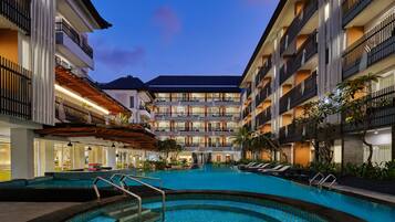 Ulkouima-allas, aurinkovarjoja, aurinkotuoleja