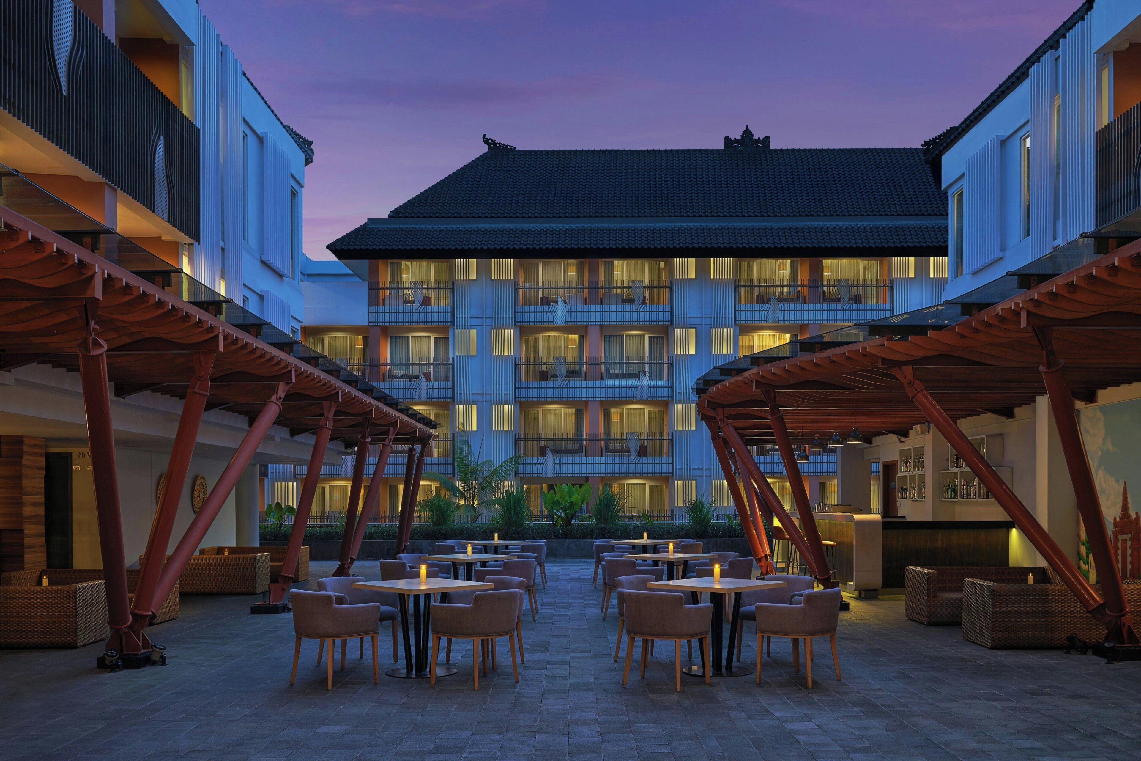 2 bars/lounges, lobby lounge