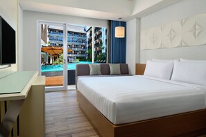 Outdoor pool, pool umbrellas, pool loungers - Fairfield by Marriott Bali Kuta Sunset Road (Kuta)