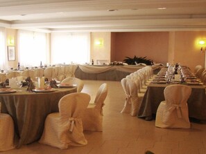 บริการอาหารกลางวันและอาหารเย็น, อาหารท้องถิ่น