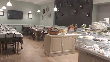 TĂ€gliches einheimisches FrĂŒhstĂŒck (4 EUR pro Person)