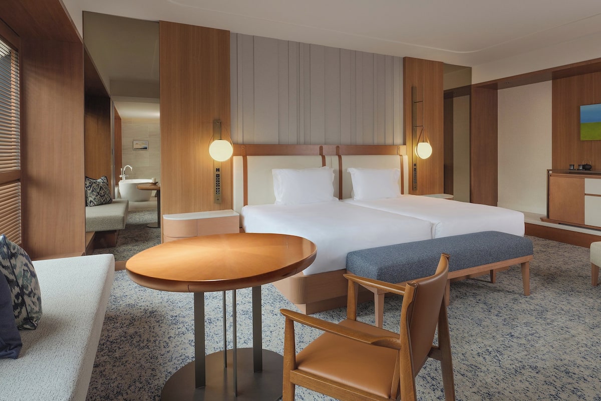 Junior-Suite, 2 Einzelbetten, Zutritt zur Club Lounge | Minibar, Zimmersafe, Schreibtisch, laptopgeeigneter Arbeitsplatz