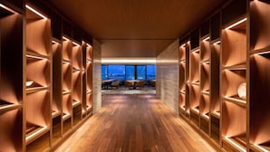 Un interior moderno con paneles de madera y vistas de la ciudad a través de amplias ventanas.