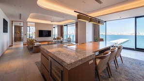 Minibar, caja de seguridad en la habitación y escritorio