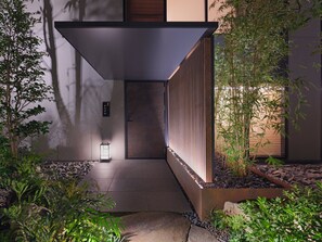 Frukost, lunch och middag serveras och det finns även utsikt mot havet. 