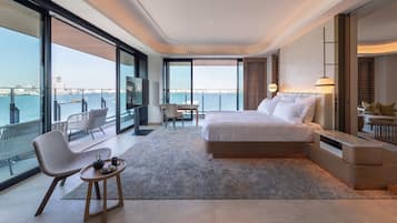 Minibar, odada kasa, masa, dizüstü bilgisayar çalışma alanı