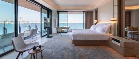 Een minibar, een kluis op de kamer, een bureau, een laptopwerkplek