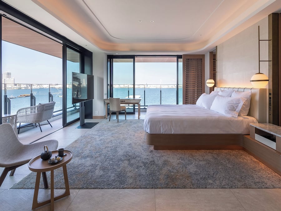 Minibar, coffres-forts dans les chambres, bureau