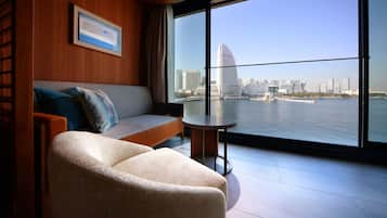 Minibar, odada kasa, masa, dizüstü bilgisayar çalışma alanı