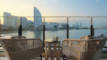 Minibar, coffres-forts dans les chambres, bureau