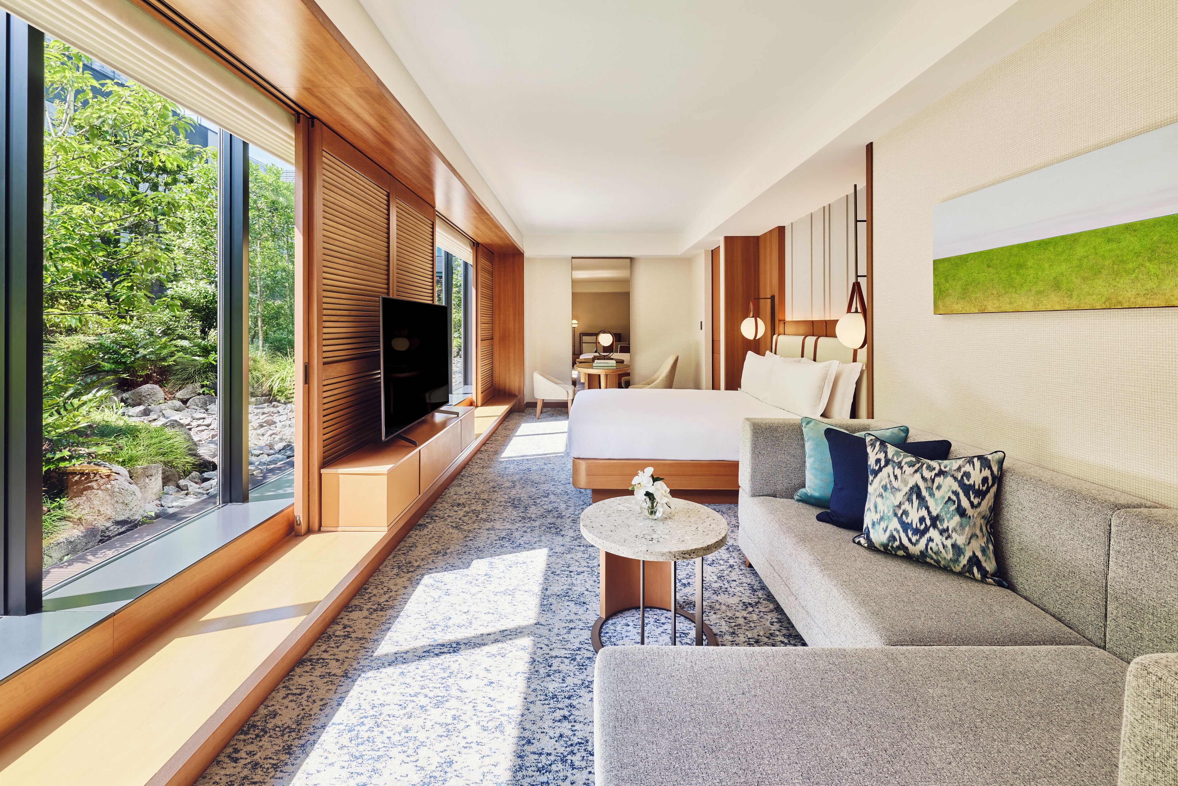 Junior Suite, 1 King Bed, Club lounge access | Minibar, in-room safe, desk, laptop workspace