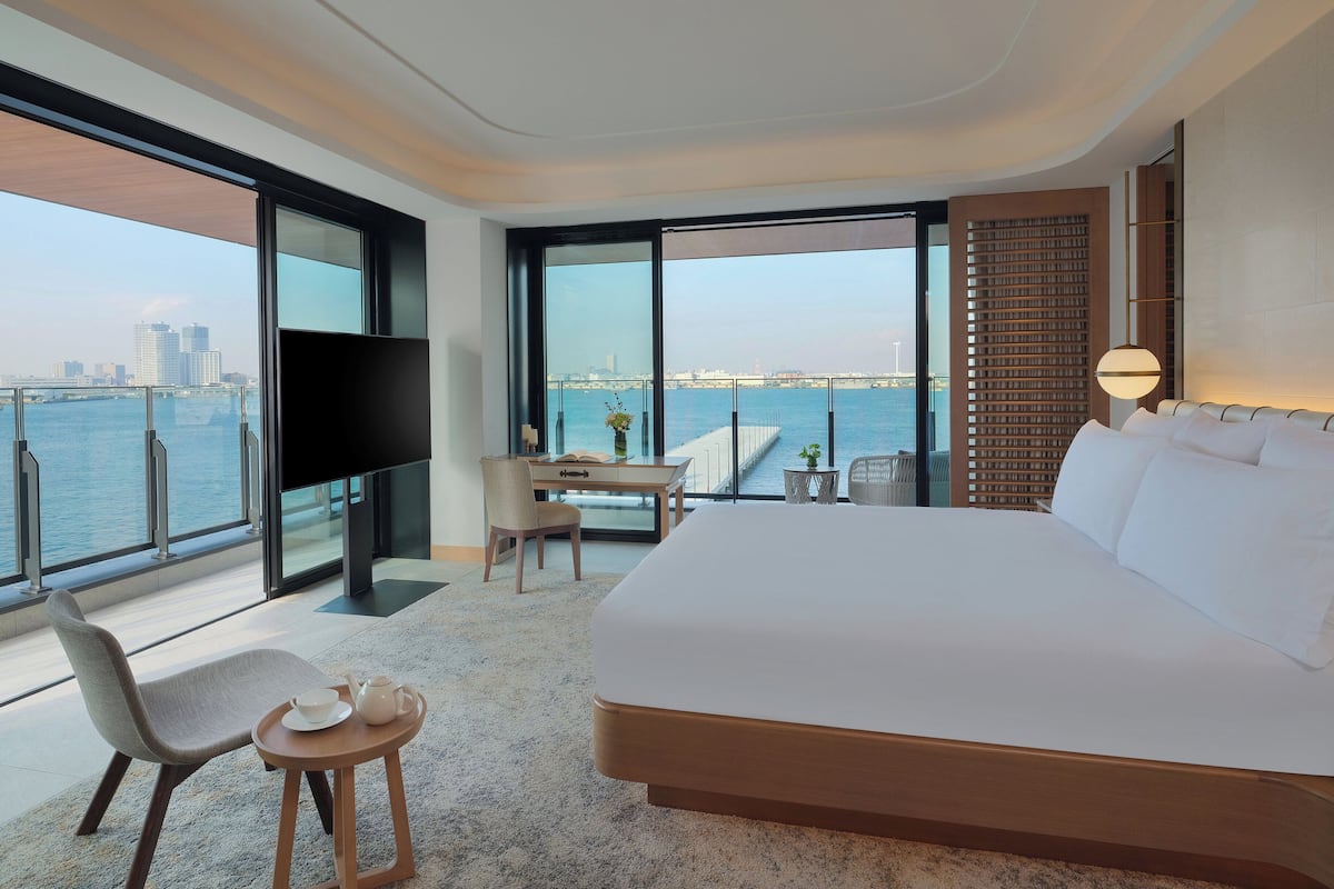 Signature Suite | Minibar, in-room safe, desk, laptop workspace