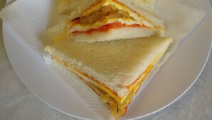 A plate with a sandwich cut into triangles. - Trawangan Cottages (Gili Trawangan)