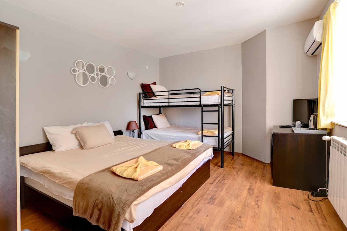 Vierpersoonskamer, balkon | Geluiddichte muren, gratis wifi, beddengoed