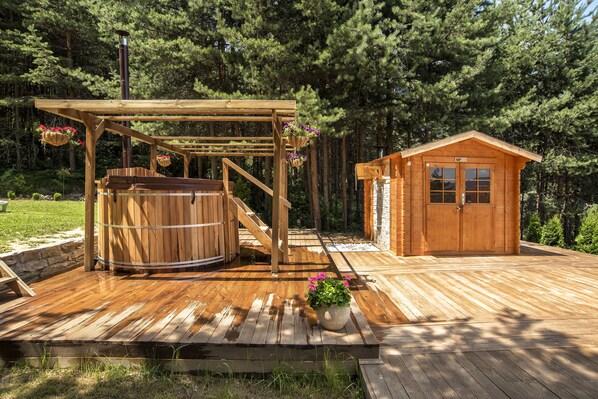 Outdoor spa tub - Guest House Slunchev Cviat (Batak)